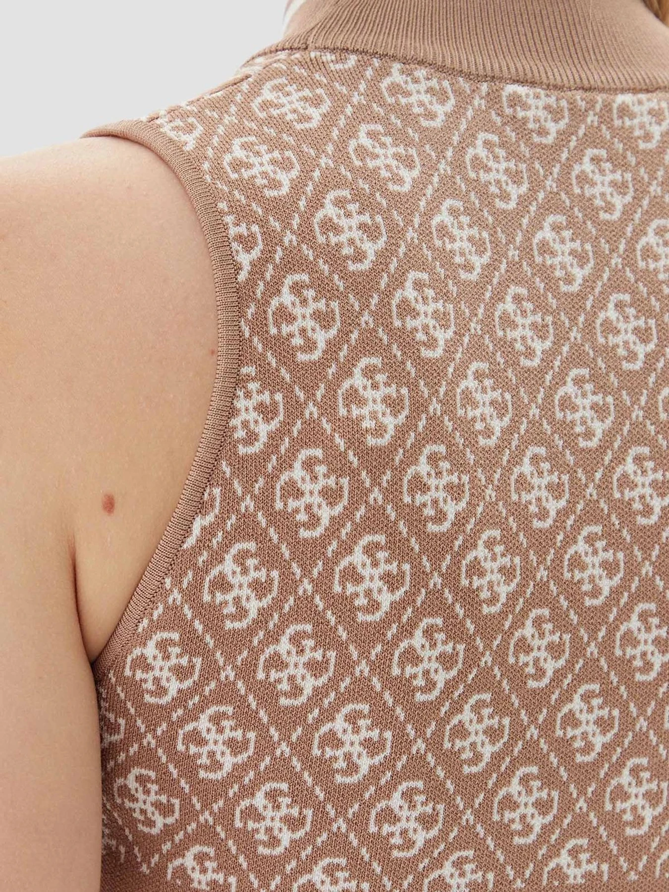 Футболки і поло GUESS модель W3YR26.Z37K0;FN7A Футболки і поло GUESS модель W3YR26.Z37K0;FN7A Фото