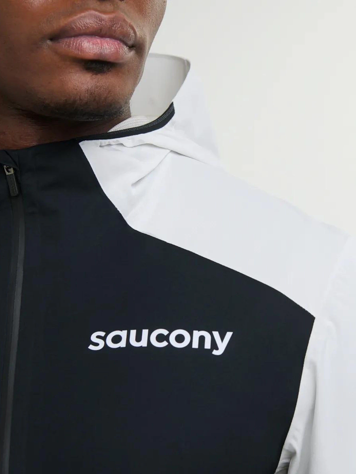Куртки и дубленки Saucony модель SAM800360-WHBK Фото