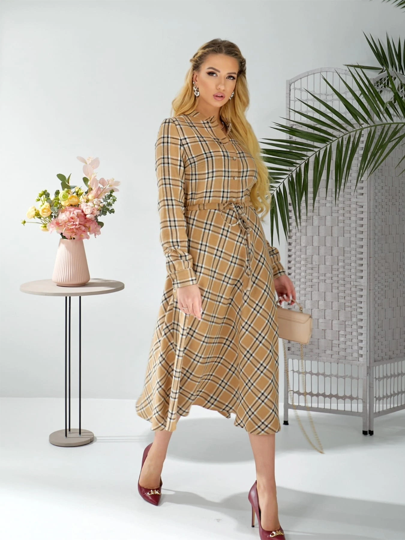 Сукні LadyLike модель ll194325589-bezhevij Сукні LadyLike модель ll194325589-bezhevij Фото