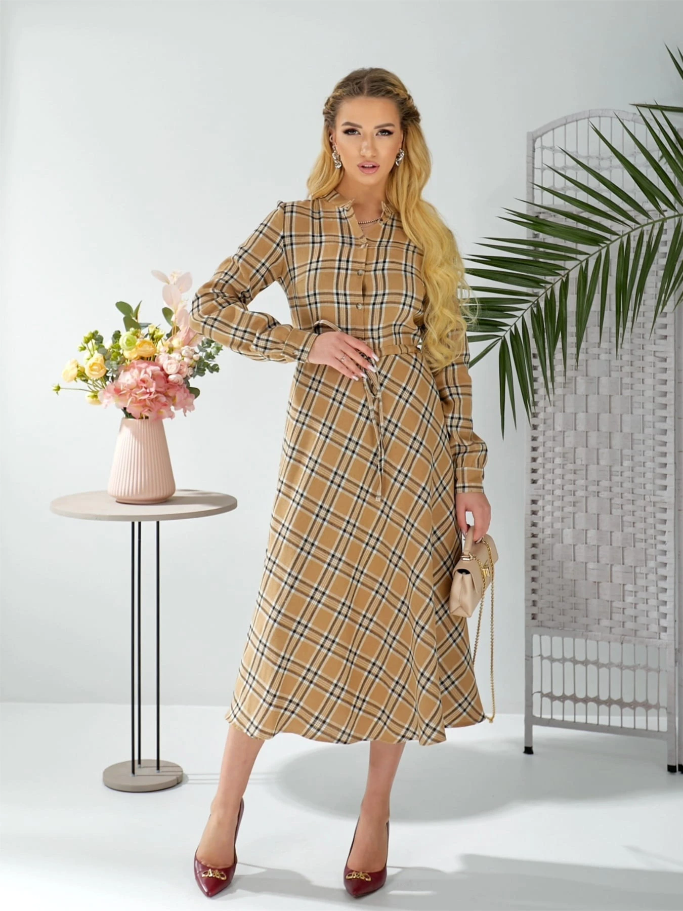 Сукні LadyLike модель ll194325589-bezhevij Сукні LadyLike модель ll194325589-bezhevij Фото