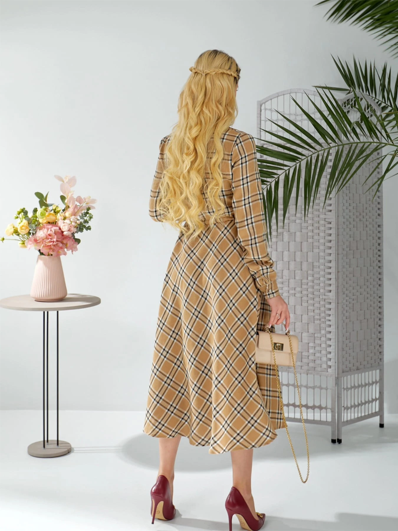 Сукні LadyLike модель ll194325589-bezhevij Сукні LadyLike модель ll194325589-bezhevij Фото