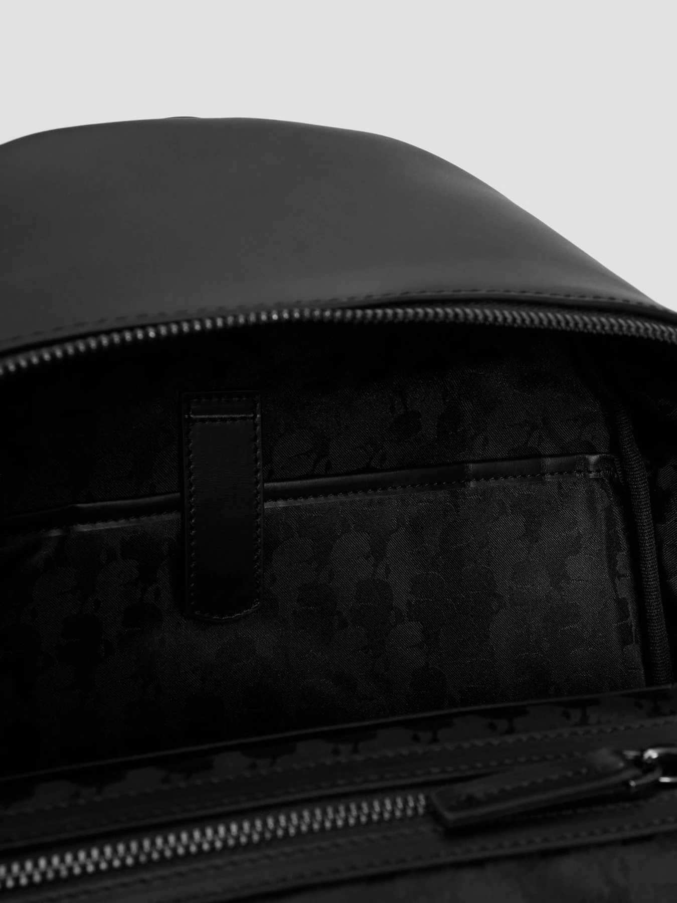 Рюкзаки Karl Lagerfeld модель 511453.815901;990 Рюкзаки Karl Lagerfeld модель 511453.815901;990 Фото