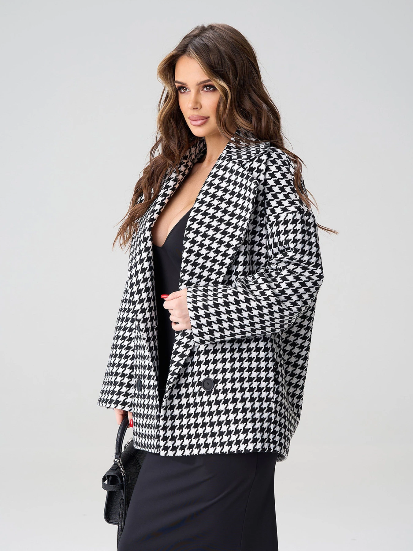 Пальто и плащи ISSA Plus модель 15596_черный_белый Пальто и плащи ISSA Plus модель 15596_черный_белый Фото