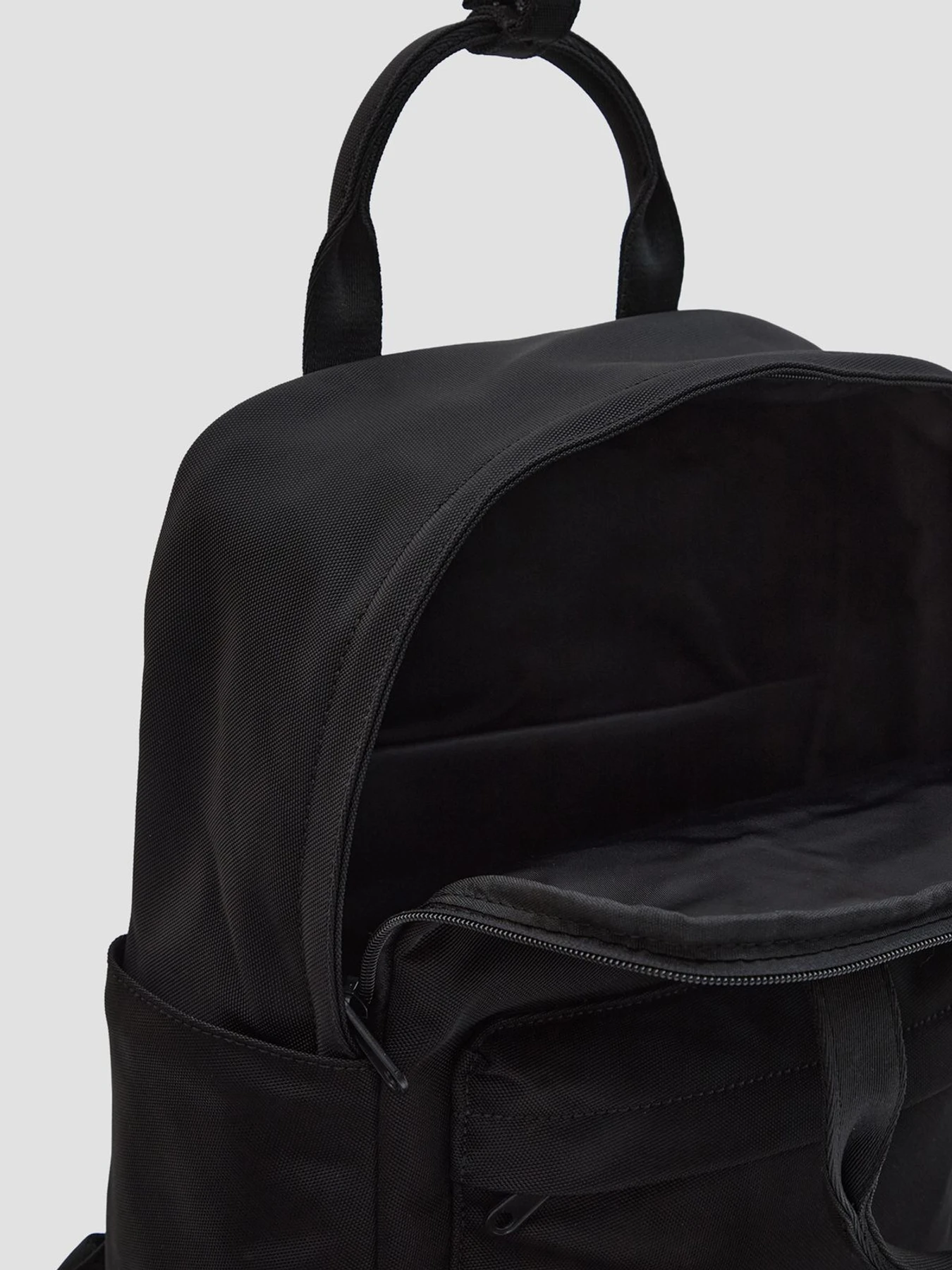Рюкзаки Guess Jeans модель M6RZ19.WP632;JBLK Рюкзаки Guess Jeans модель M6RZ19.WP632;JBLK Фото