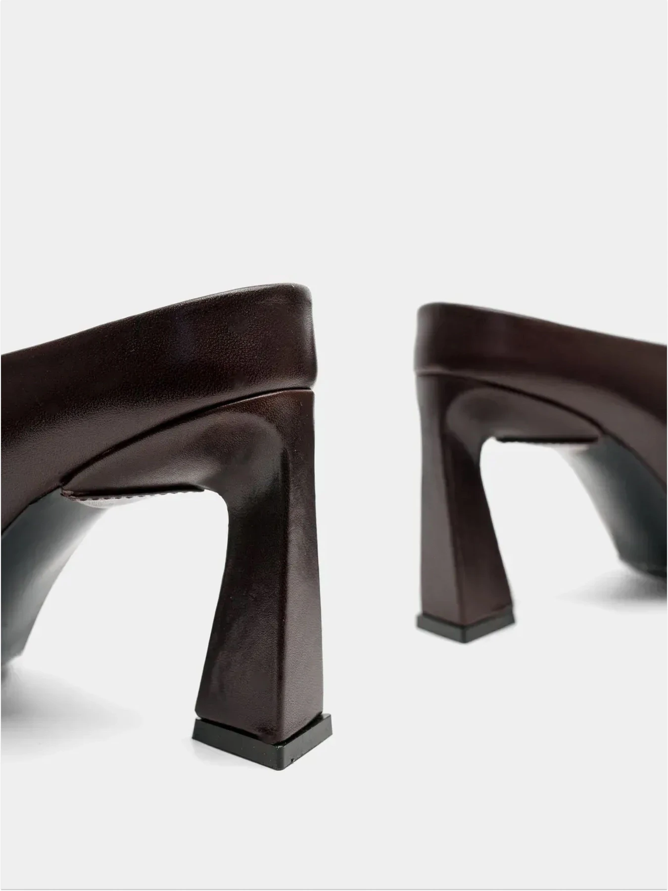 Шлёпанцы Emmelie Delage модель TRESS 30 Фото