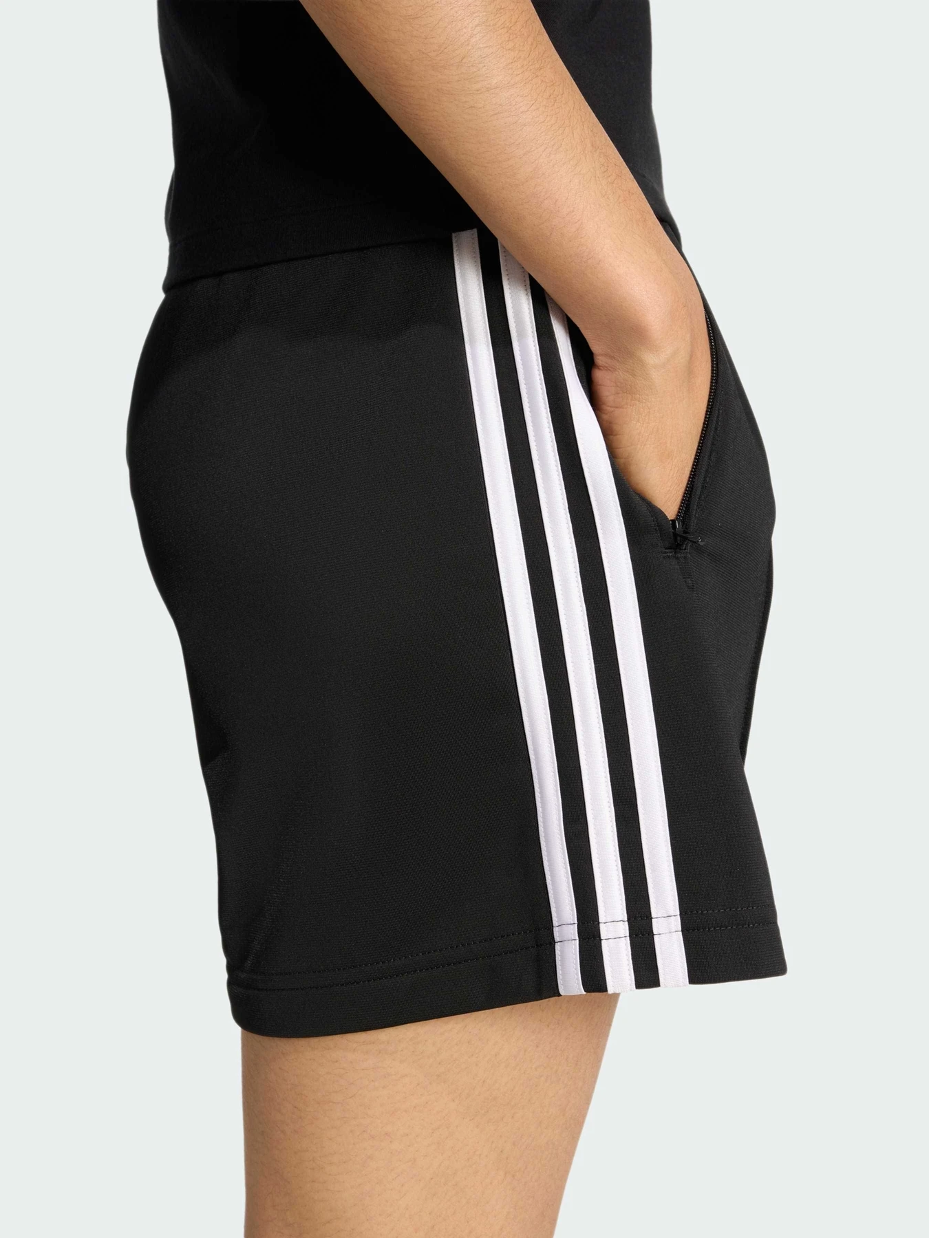 Шорты Adidas Adicolor модель KD5569 Шорты Adidas Adicolor модель KD5569 Фото