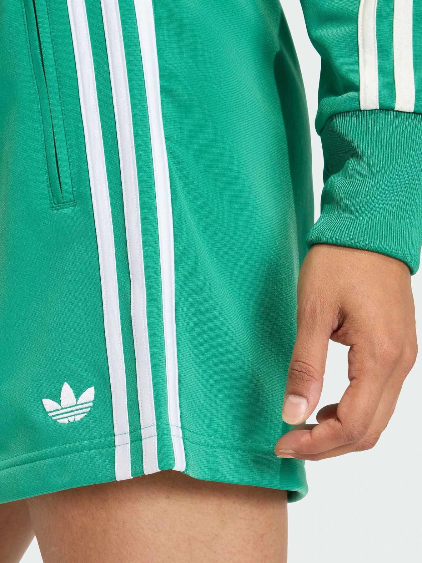Шорты Adidas Adicolor модель KD3668 Шорты Adidas Adicolor модель KD3668 Фото