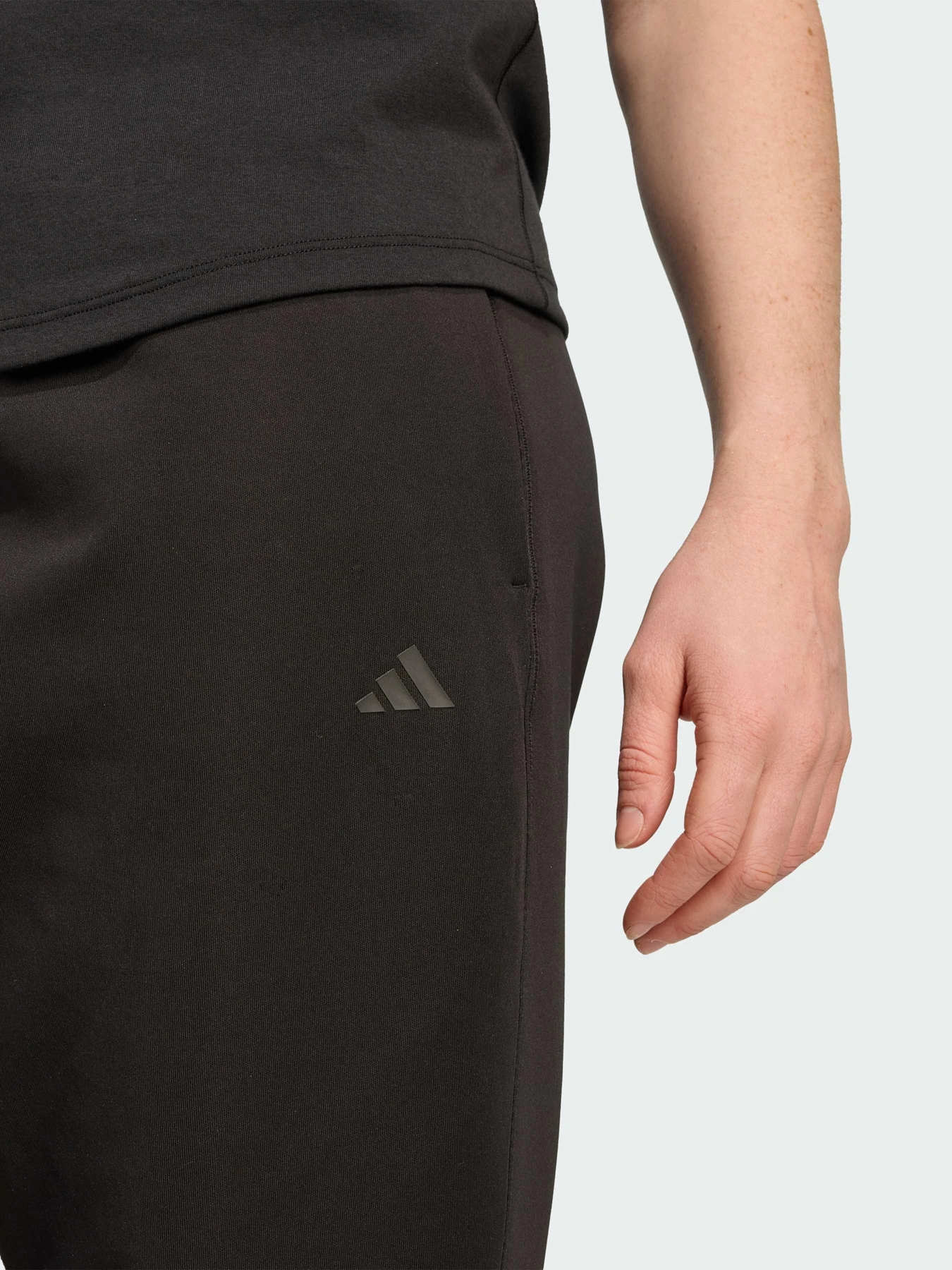 Брюки Adidas Adidas Essentials модель JY4700 Брюки Adidas Adidas Essentials модель JY4700 Фото