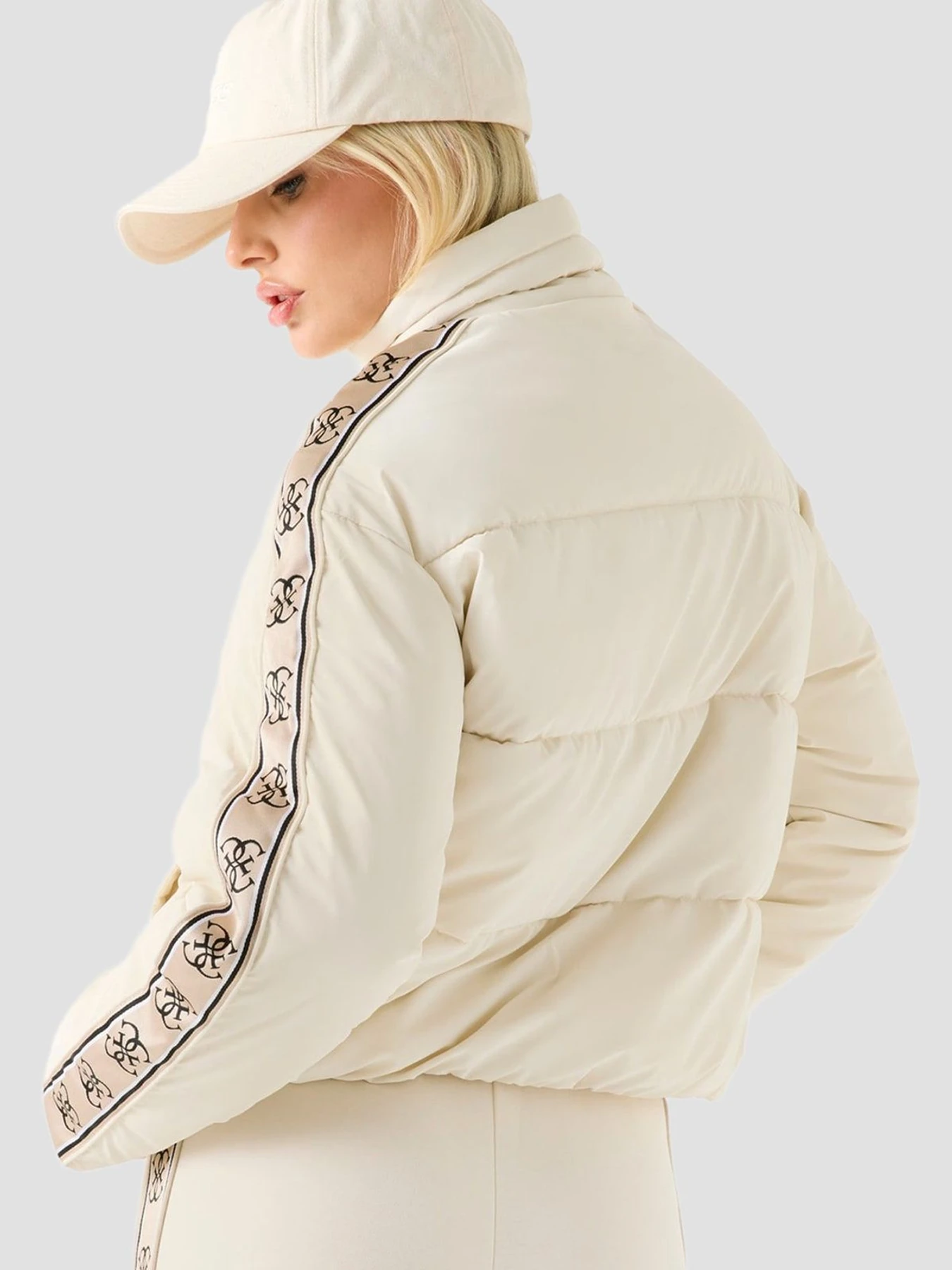 Куртки та дублянки GUESS модель V5BL11.WGYC2;G6K5 Куртки та дублянки GUESS модель V5BL11.WGYC2;G6K5 Фото