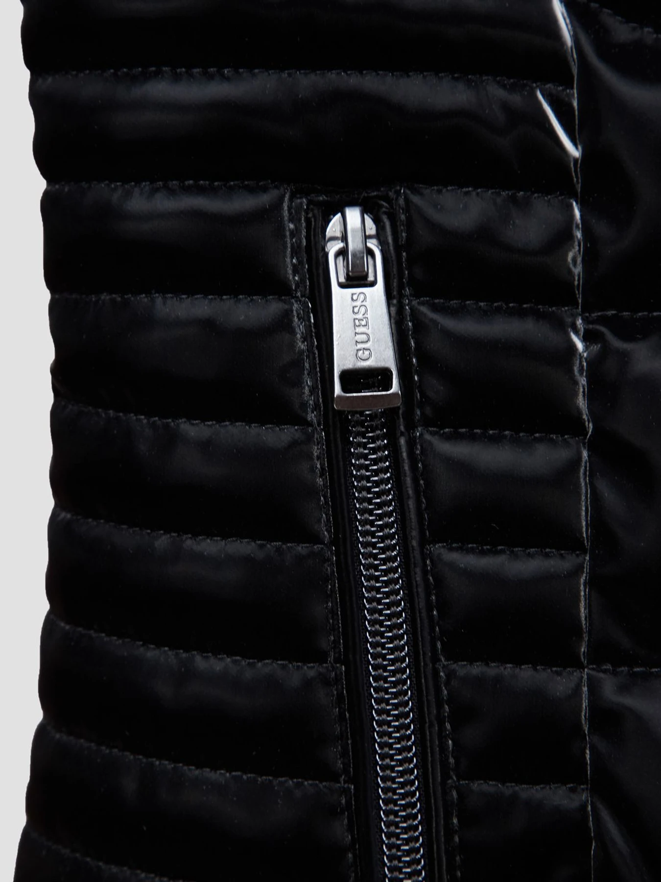 Куртки та дублянки GUESS модель W3YL14.WFJ10;JBLK Куртки та дублянки GUESS модель W3YL14.WFJ10;JBLK Фото