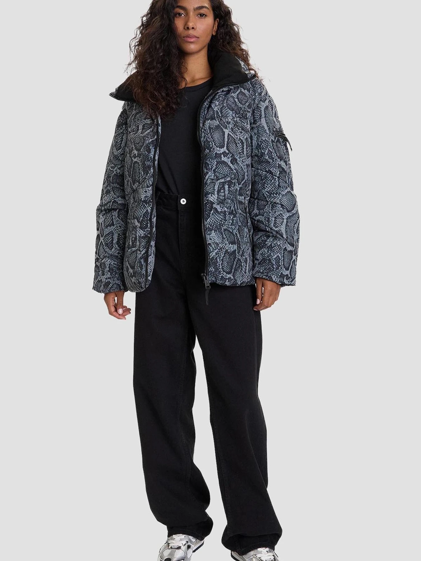 Куртки та дублянки GUESS модель W5BL47.W3702;PJ37 Куртки та дублянки GUESS модель W5BL47.W3702;PJ37 Фото