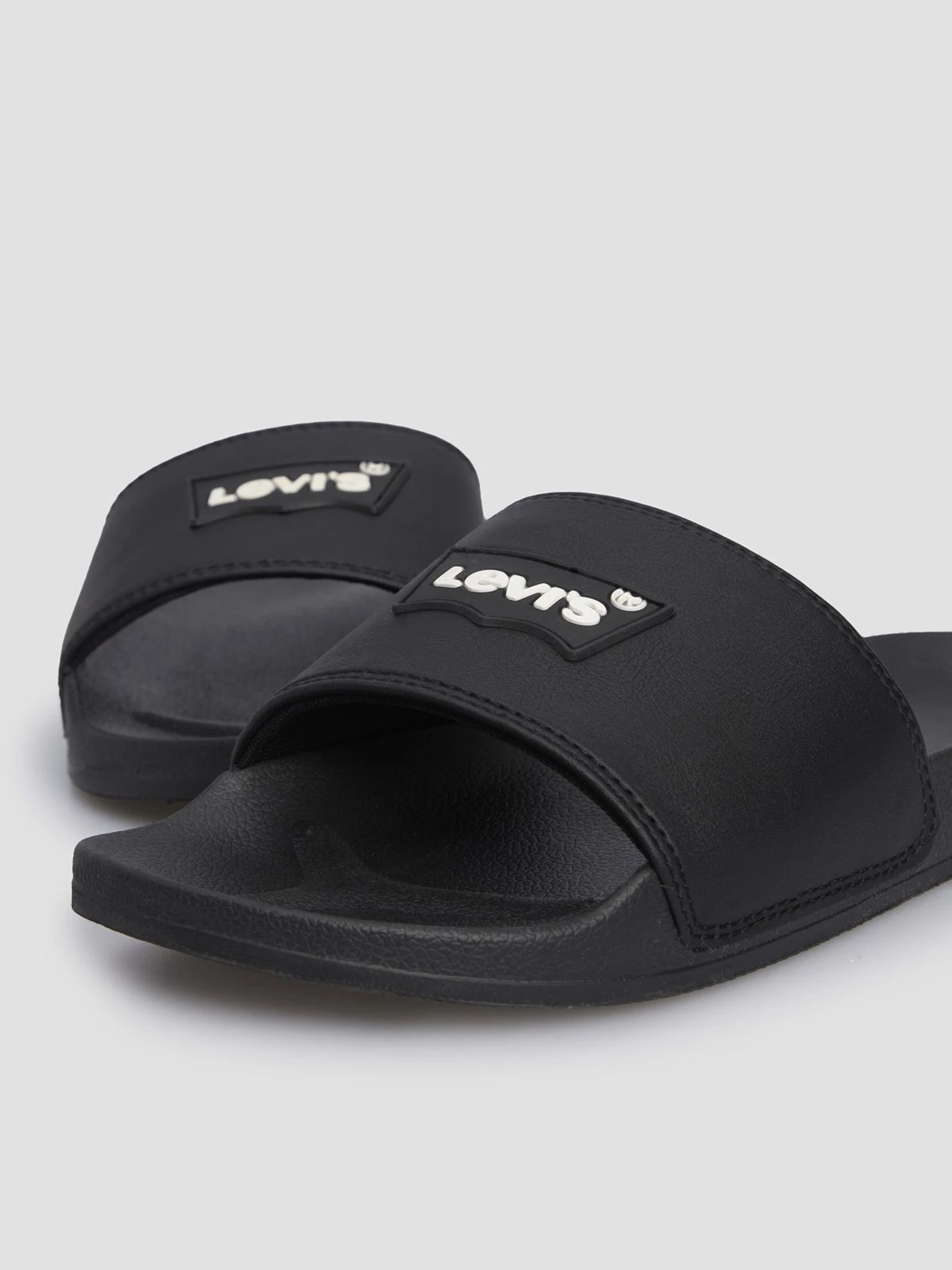 Шльопанці Levi's модель 235643;794.59 Фото