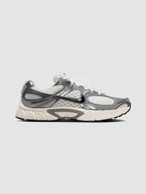 Кросівки NIKE V5 Rnr модель HJ5228-009 Фото