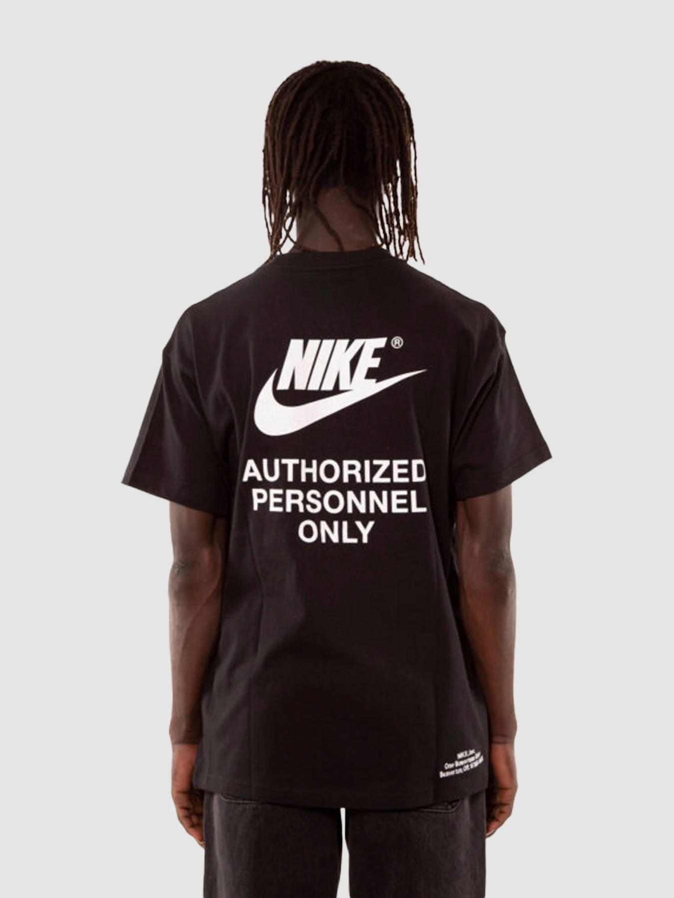 Футболки и поло NIKE Nsw Authrzd Personnel Tee модель DM6427-010 Футболки и поло NIKE Nsw Authrzd Personnel Tee модель DM6427-010 Фото