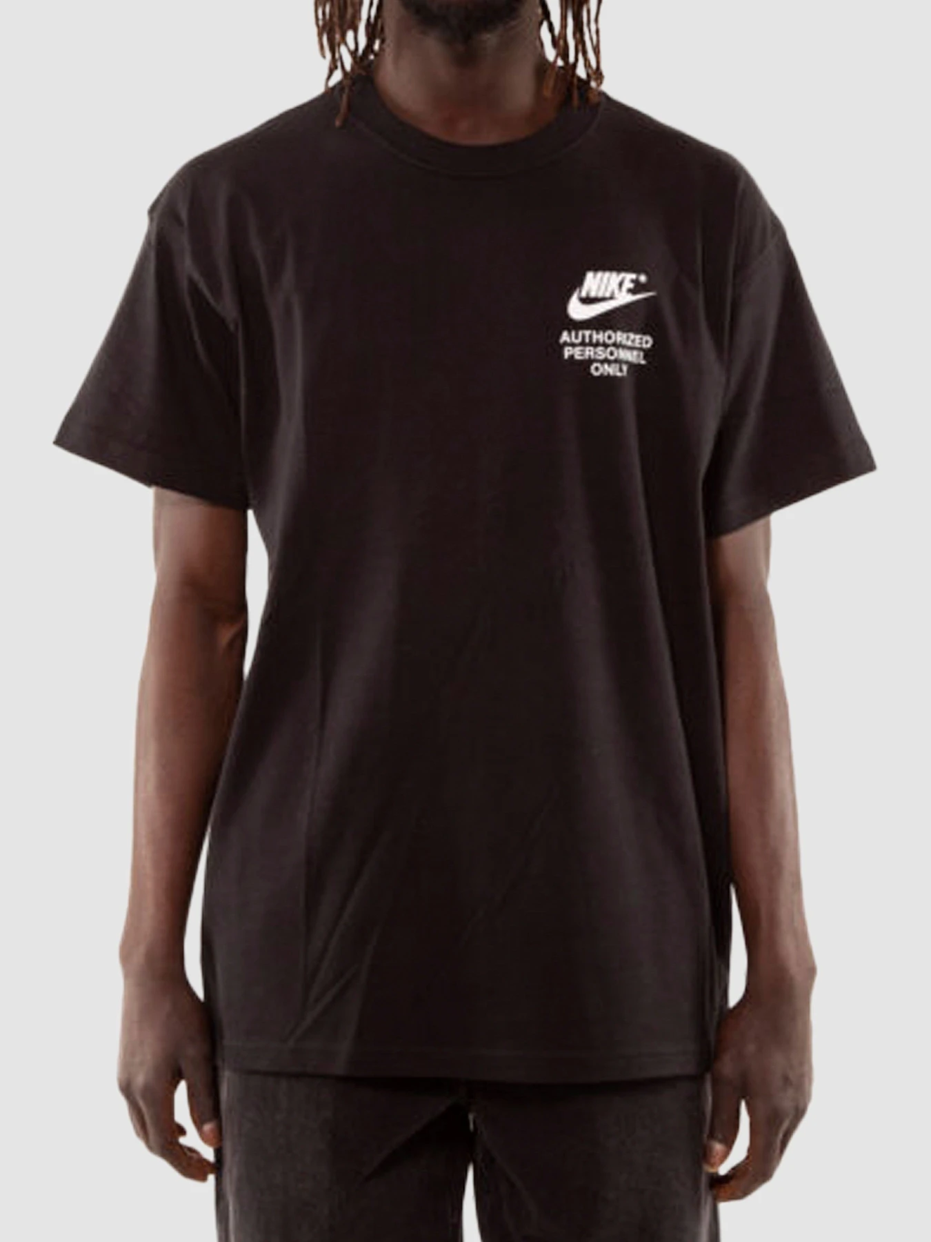 Футболки и поло NIKE Nsw Authrzd Personnel Tee модель DM6427-010 Футболки и поло NIKE Nsw Authrzd Personnel Tee модель DM6427-010 Фото