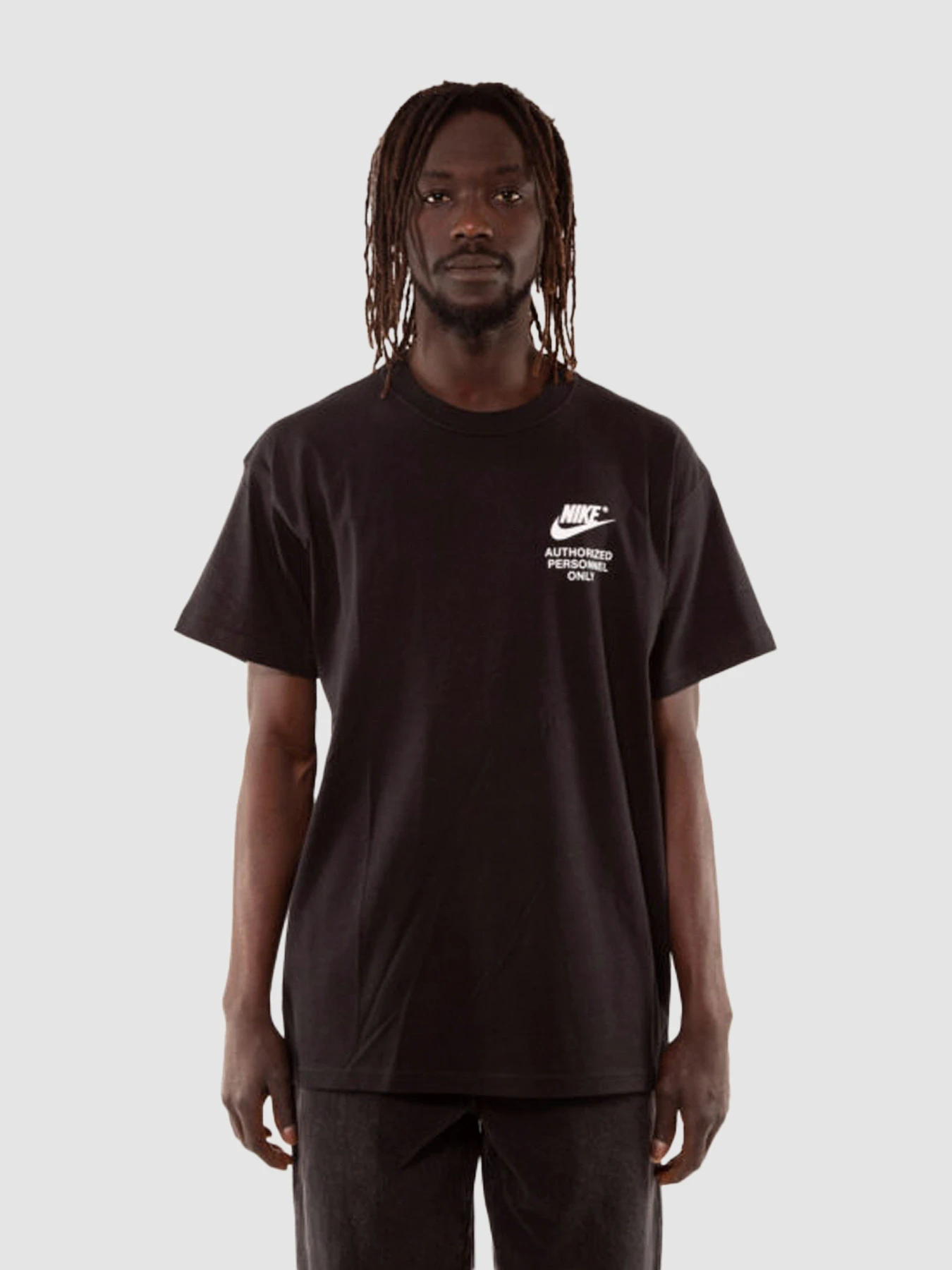 Футболки и поло NIKE Nsw Authrzd Personnel Tee модель DM6427-010 Футболки и поло NIKE Nsw Authrzd Personnel Tee модель DM6427-010 Фото
