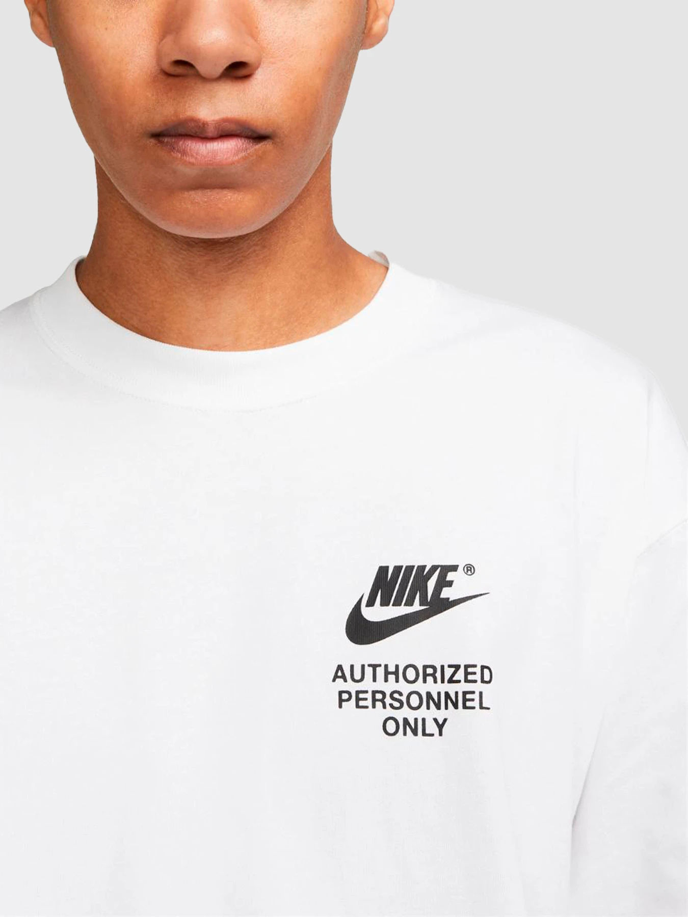 Футболки и поло NIKE Nsw Authrzd Personnel Tee модель DM6427-100 Футболки и поло NIKE Nsw Authrzd Personnel Tee модель DM6427-100 Фото