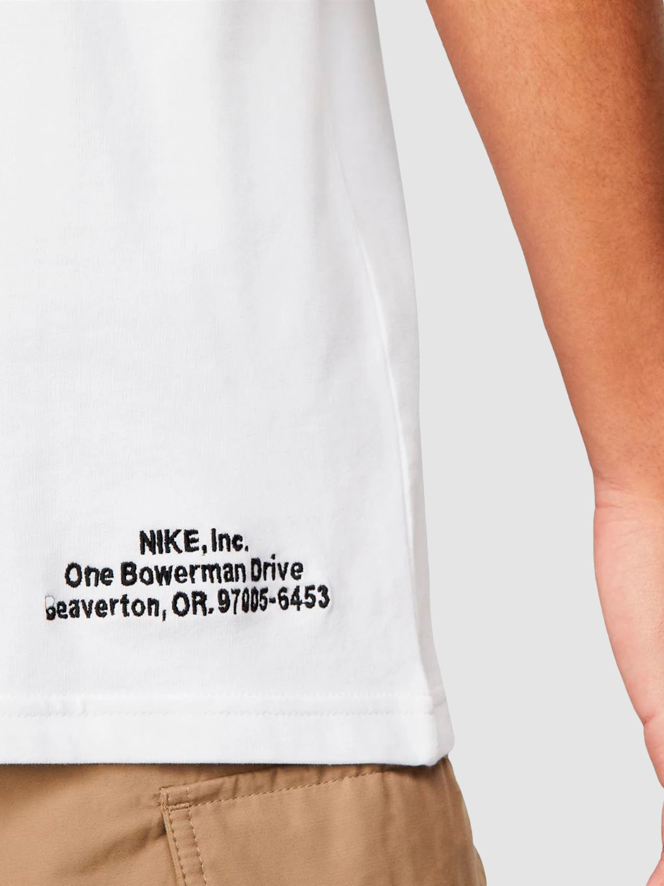 Футболки и поло NIKE Nsw Authrzd Personnel Tee модель DM6427-100 Футболки и поло NIKE Nsw Authrzd Personnel Tee модель DM6427-100 Фото