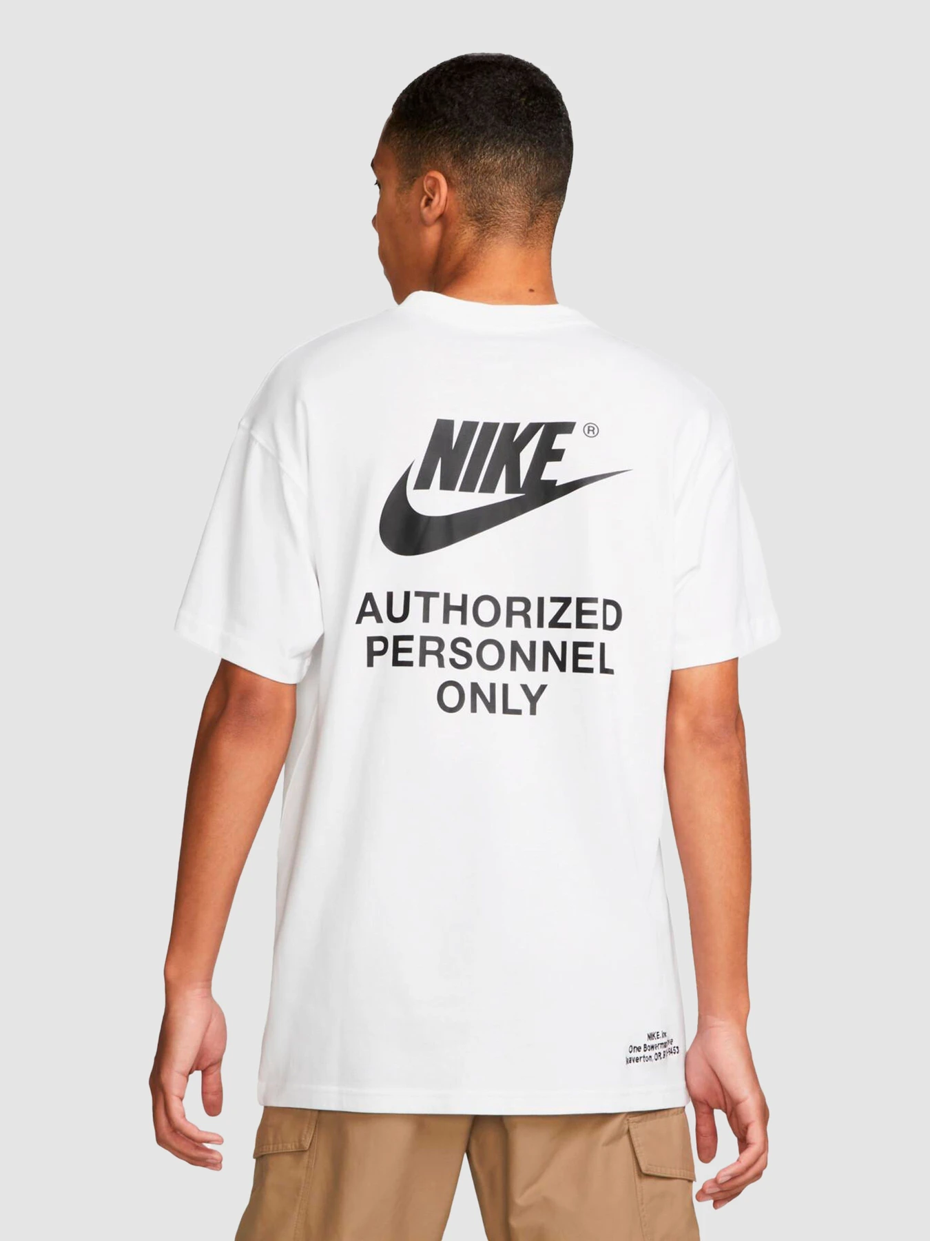 Футболки и поло NIKE Nsw Authrzd Personnel Tee модель DM6427-100 Футболки и поло NIKE Nsw Authrzd Personnel Tee модель DM6427-100 Фото
