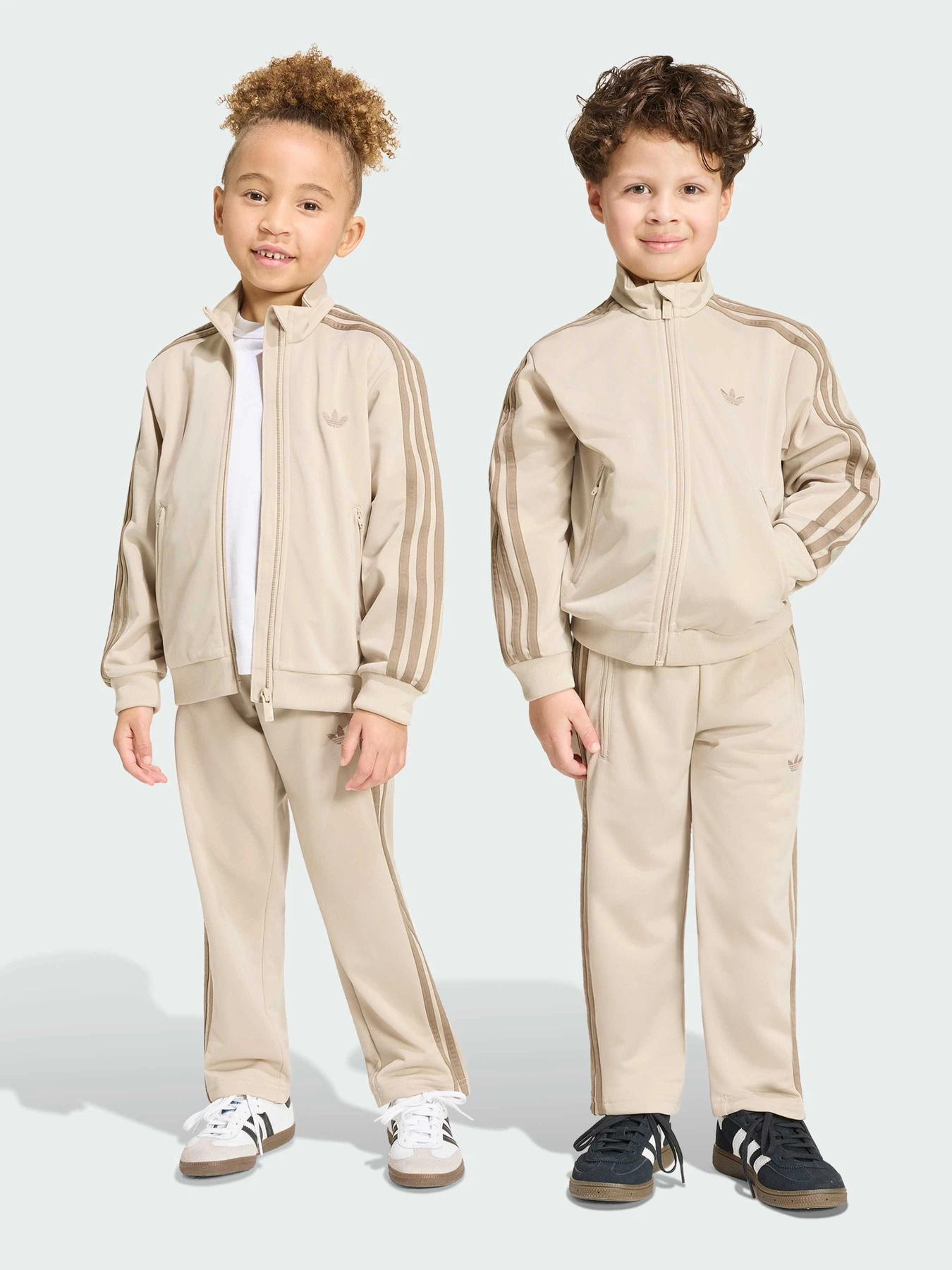 Костюмы Adidas Adicolor модель HZ6592 Костюмы Adidas Adicolor модель HZ6592 Фото