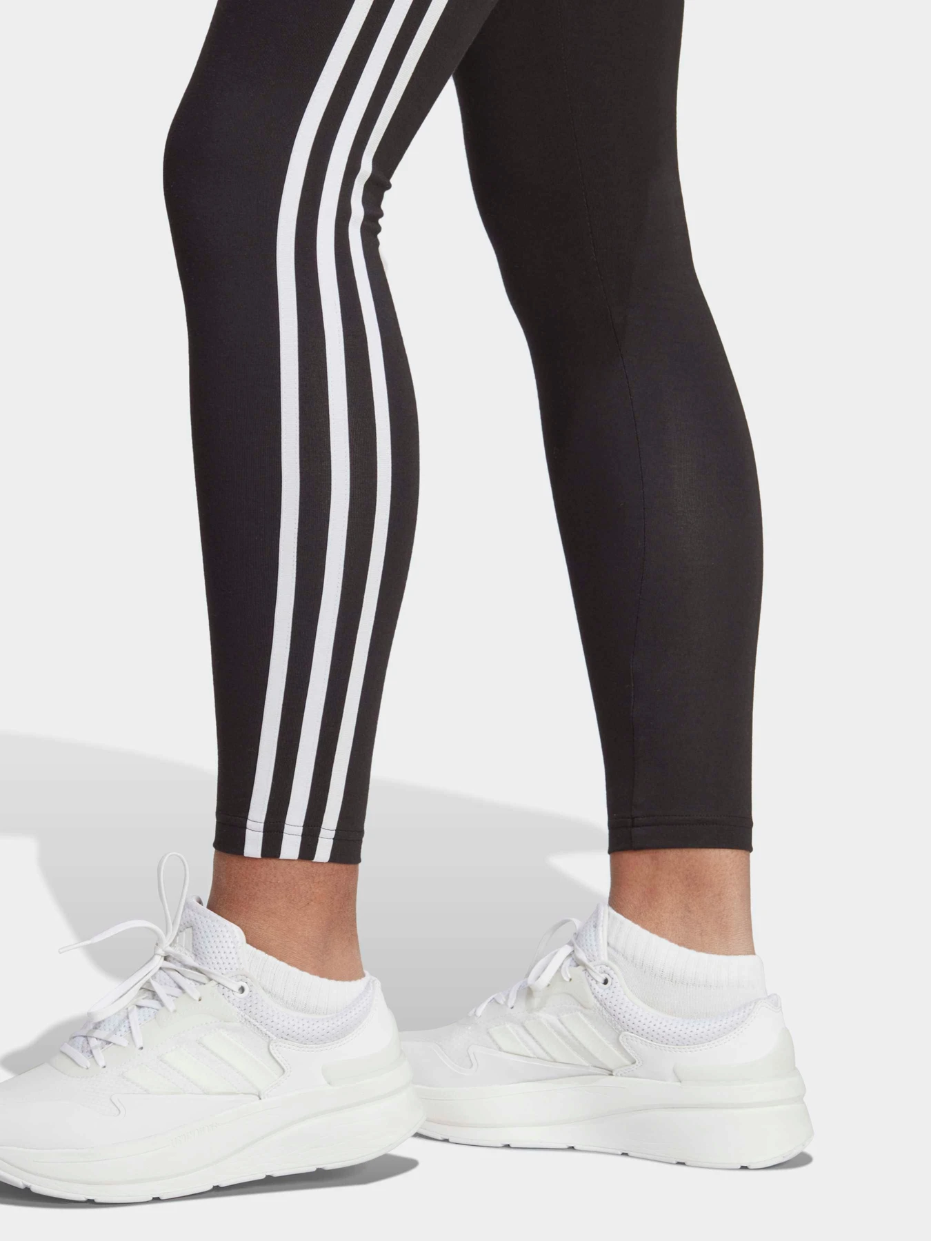 Брюки Adidas модель HT4713 Брюки Adidas модель HT4713 Фото