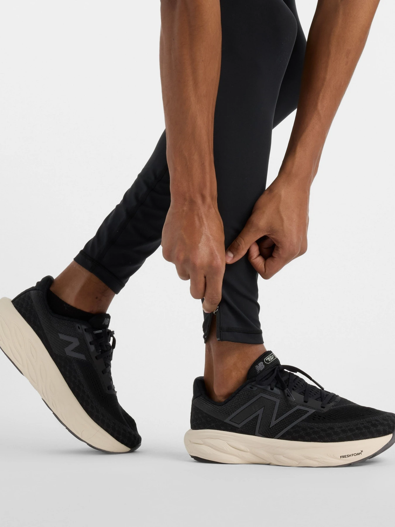 Брюки New Balance модель MP51273BK Брюки New Balance модель MP51273BK Фото