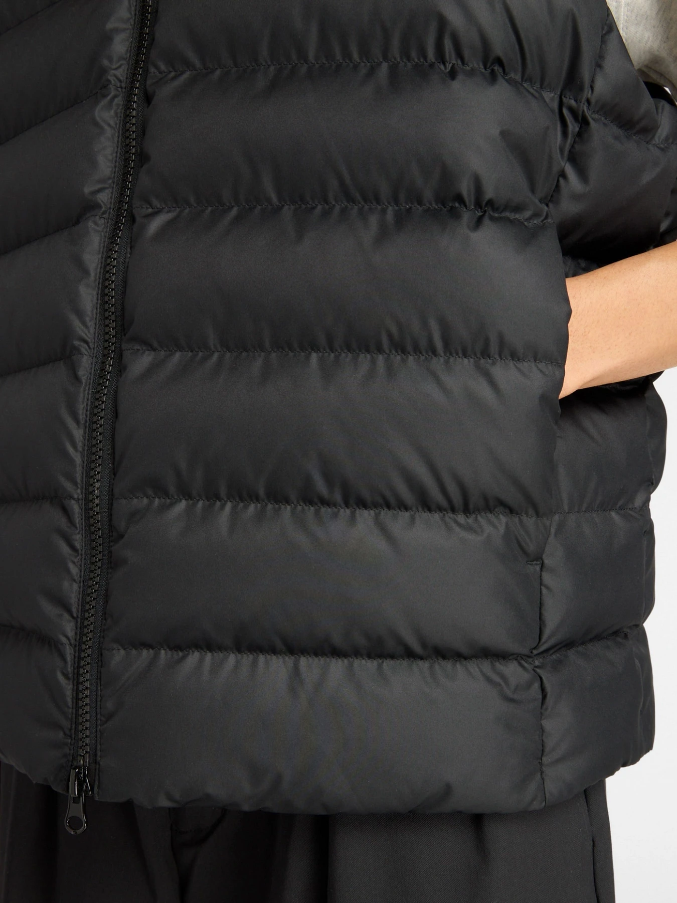 Куртки та дублянки New Balance Puffer Vest модель WO53508BK Фото
