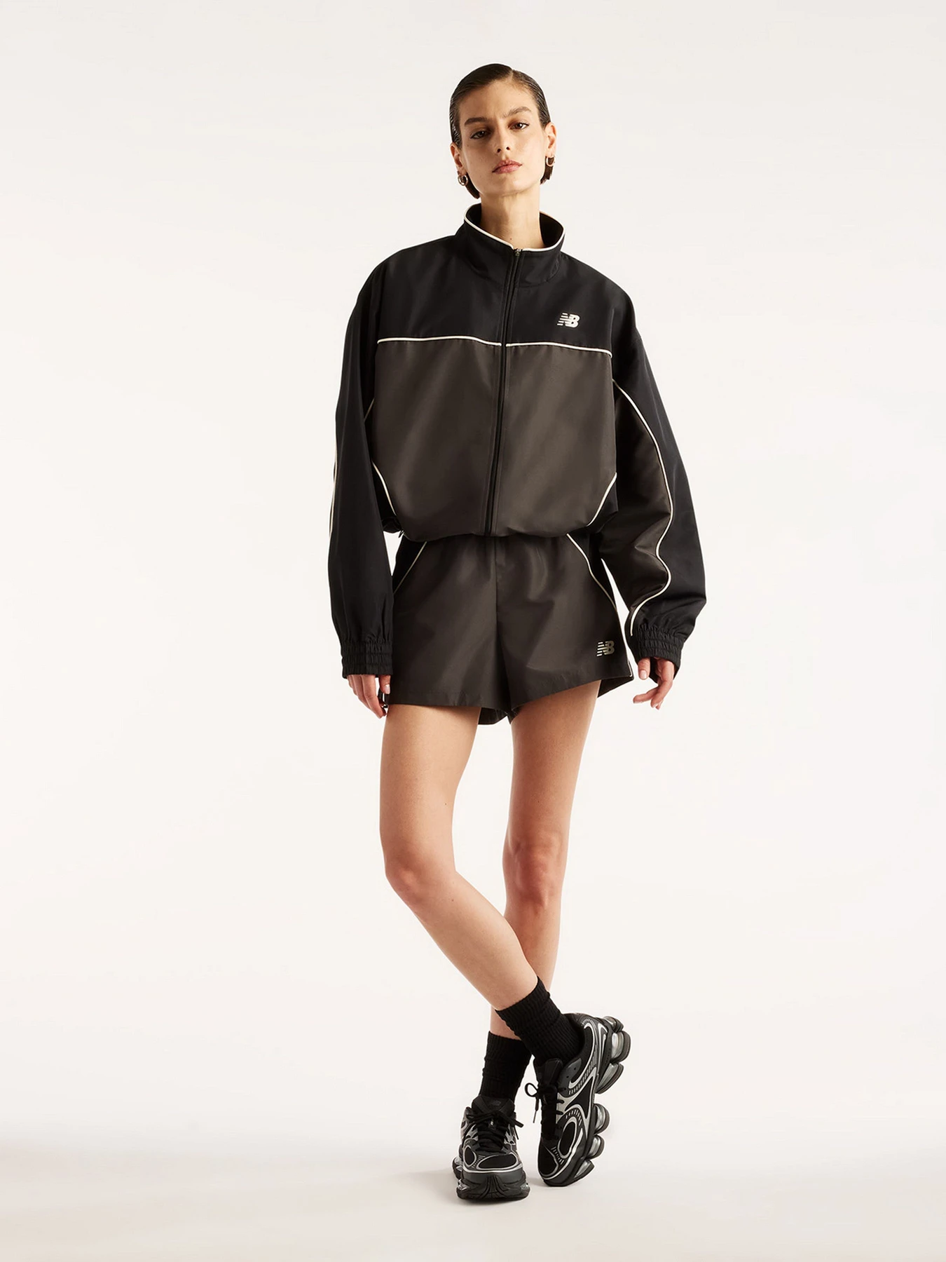 Куртки та дублянки New Balance модель WJ6279FYBLK Фото