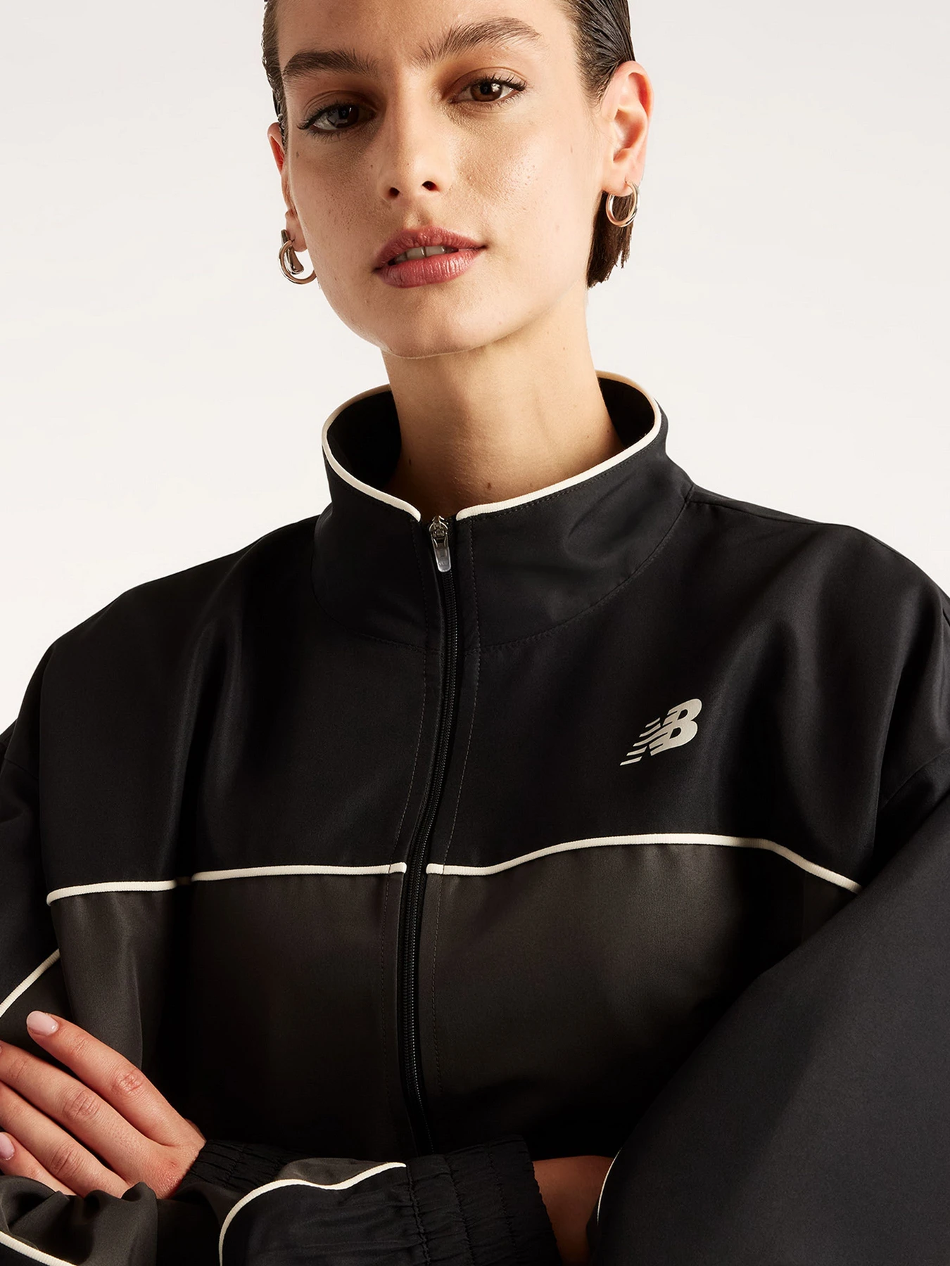 Куртки та дублянки New Balance модель WJ6279FYBLK Фото