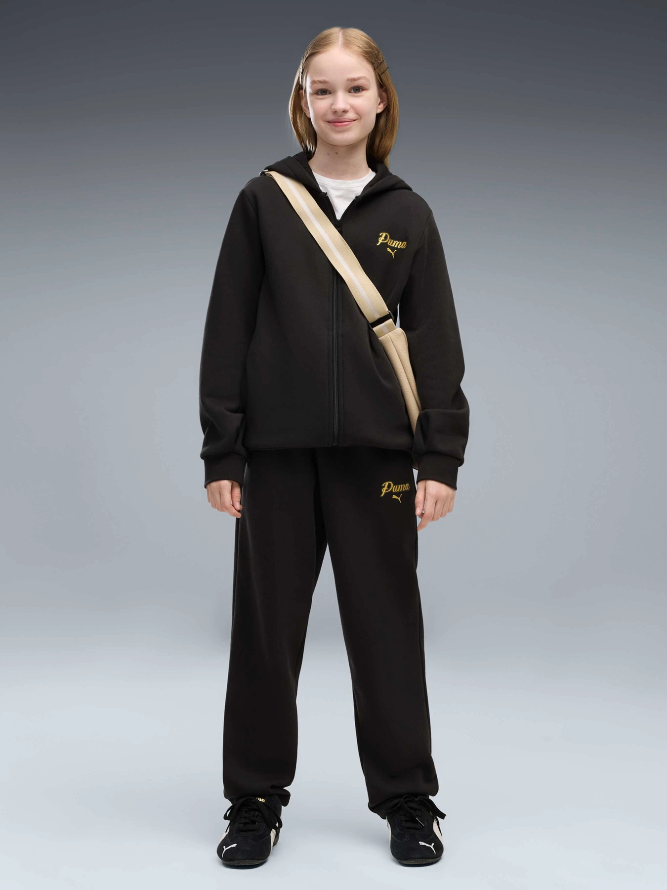 Костюмы PUMA Ess Script Sweat Suit модель 695209 Костюмы PUMA Ess Script Sweat Suit модель 695209 Фото
