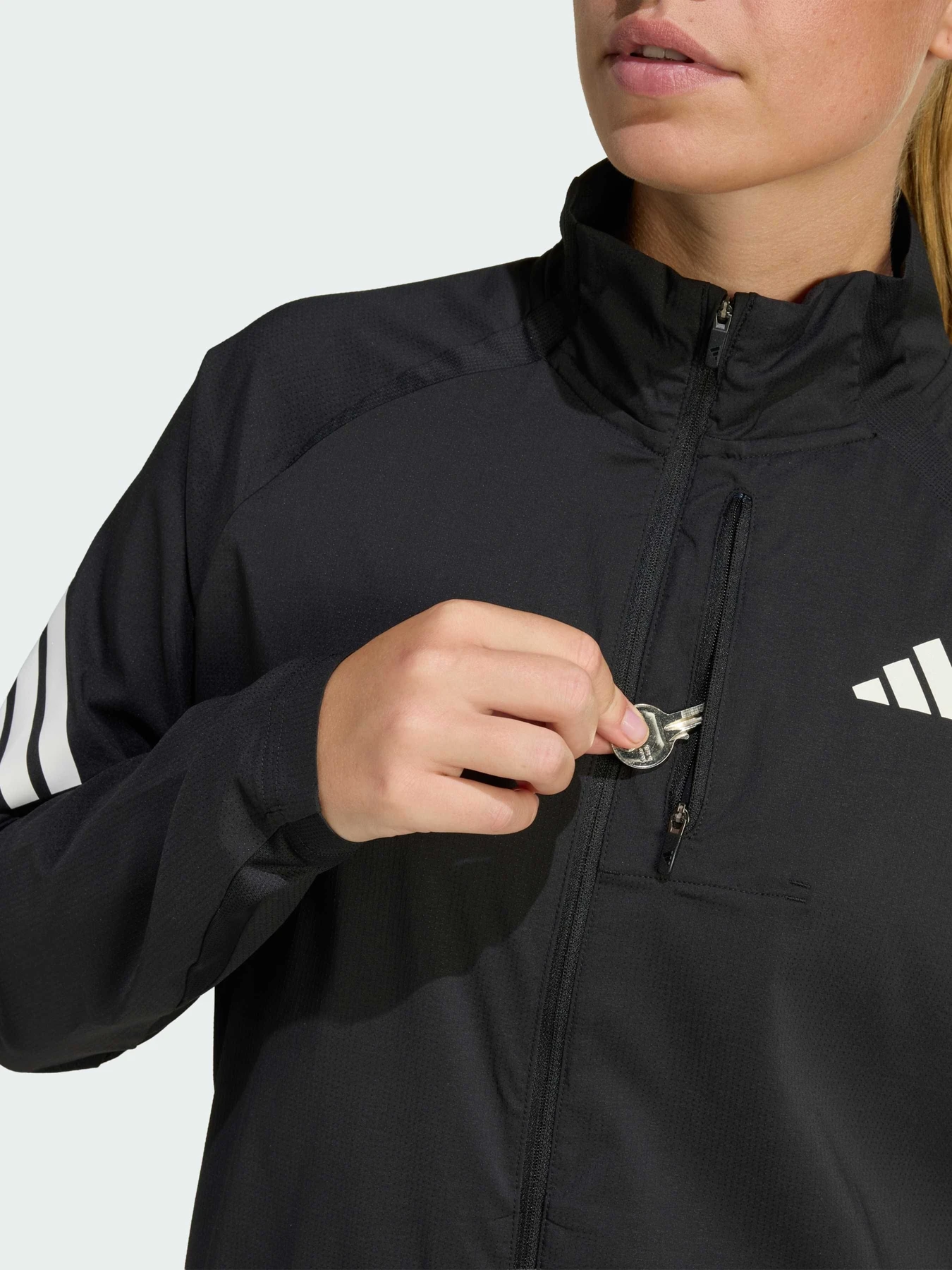 Куртки и дубленки Adidas модель JZ5145 Куртки и дубленки Adidas модель JZ5145 Фото