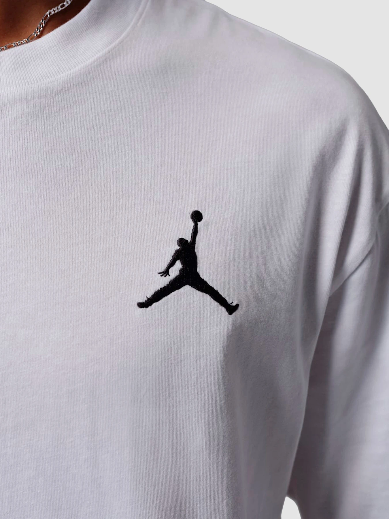 Футболки и поло Jordan Embroidered Jumpman T-Shirt модель IF5566-100 Футболки и поло Jordan Embroidered Jumpman T-Shirt модель IF5566-100 Фото