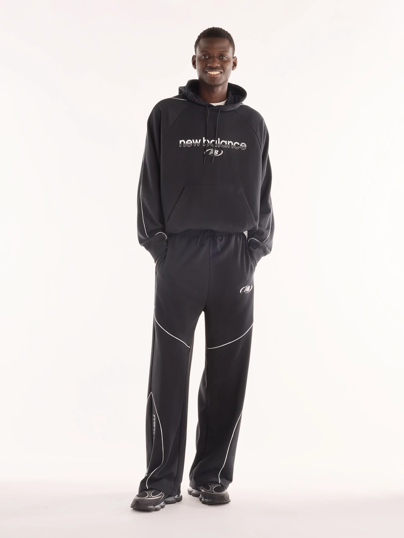 Брюки New Balance Trackside French Terry модель MB62053FBK Брюки New Balance Trackside French Terry модель MB62053FBK Фото