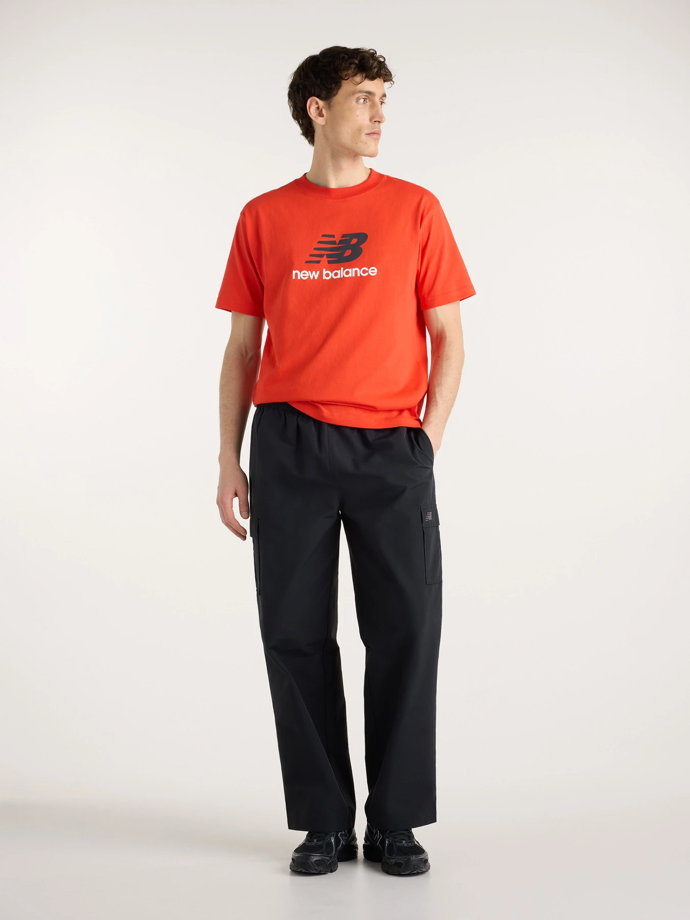 Штани New Balance Woven Cargo модель MB62R0FVBK Фото