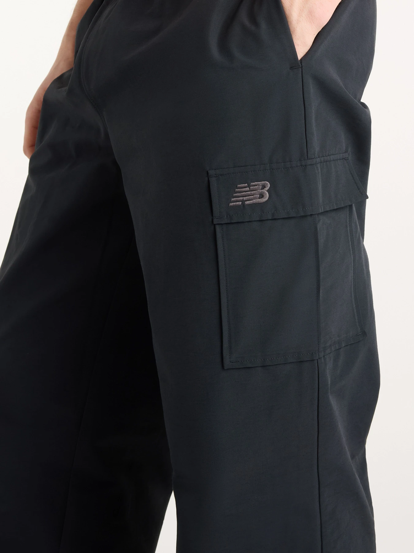 Штани New Balance Woven Cargo модель MB62R0FVBK Фото
